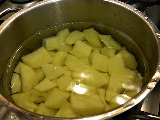 Macrou copt, cu cartofi natur si sos de usturoi cu iaurt