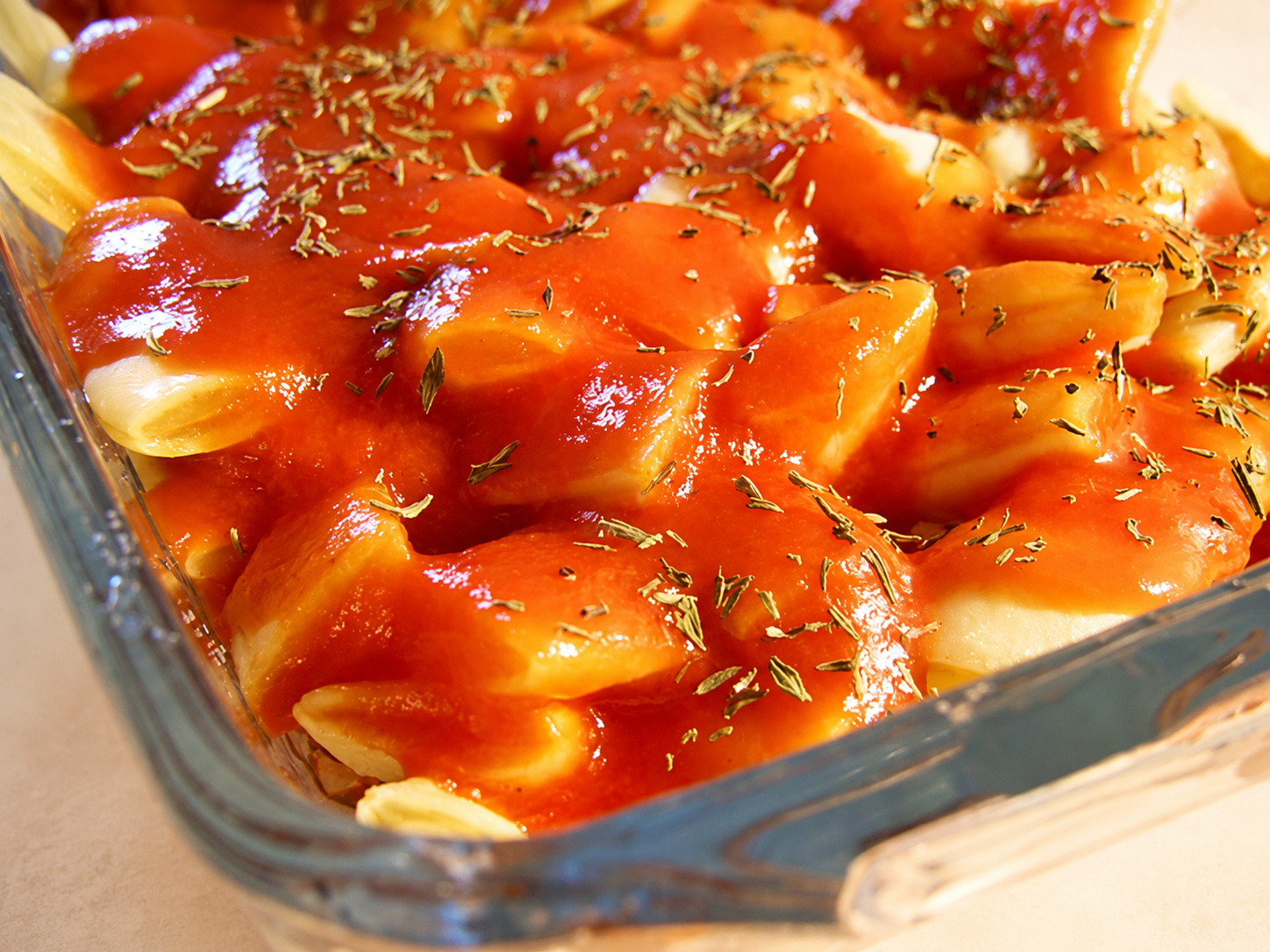 Fasole pastai cu rosii la cuptor