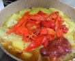 Mancare de cartofi cu ardei copt si carnati-6