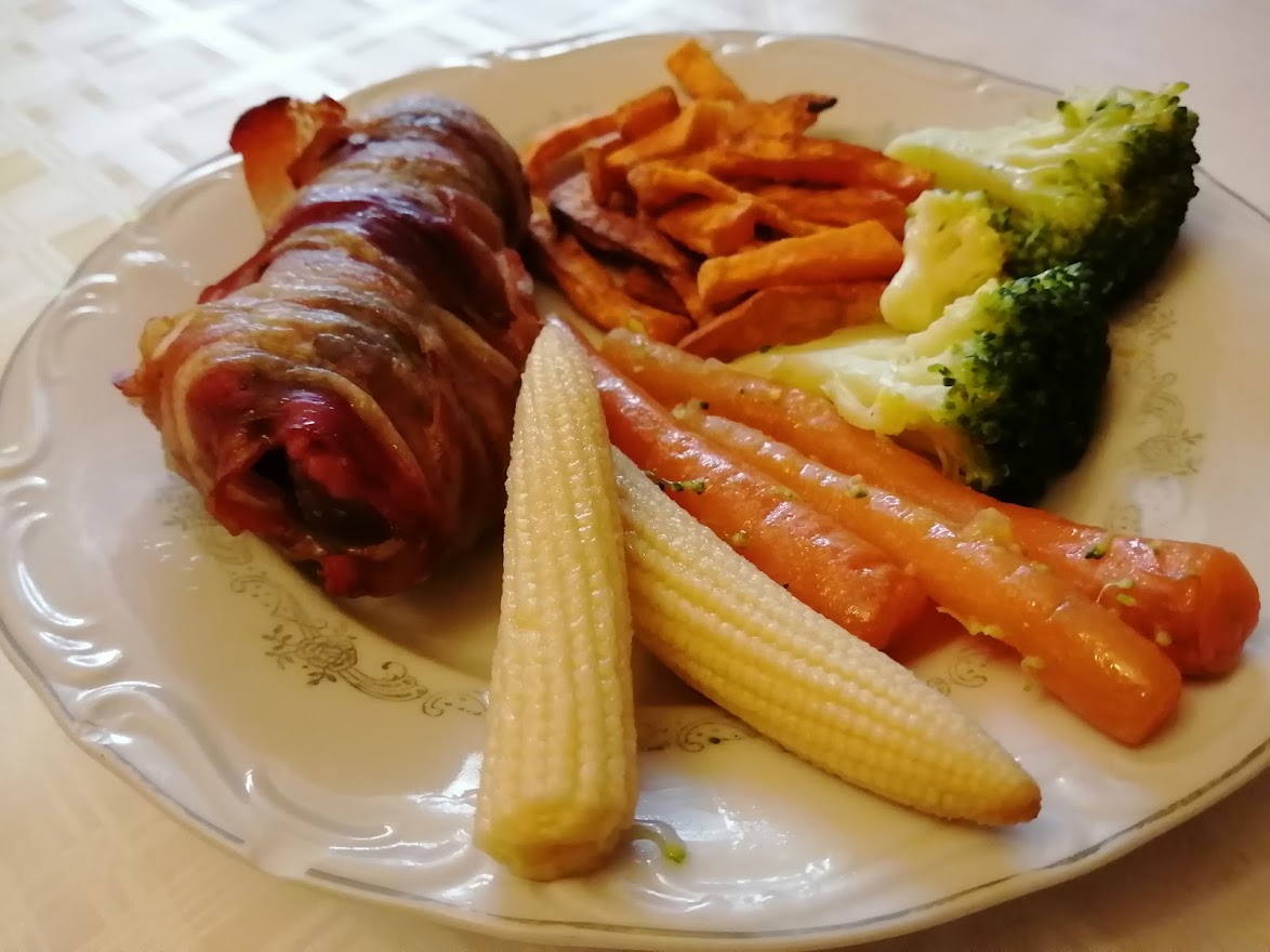Muschiulet cu bacon si garnitura de legume