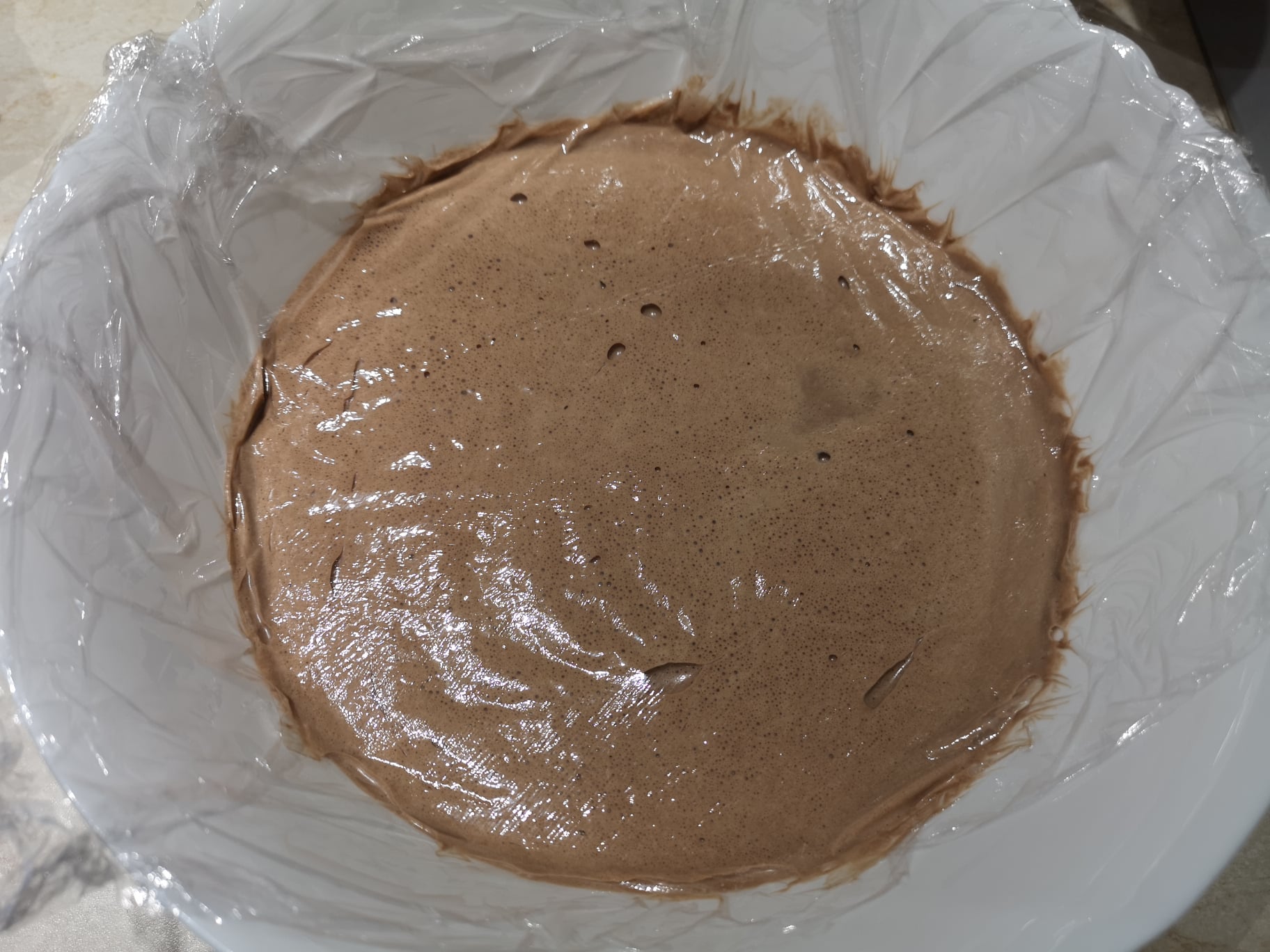 Desert tort cu namelaka de ciocolata si jeleu de zmeura