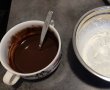 Desert prajitura cu blat din albusuri, crema fina de zmeura si ciocolata-11