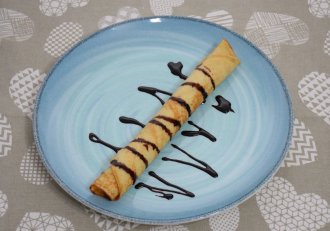 Desert clatite fragede, cu mere in aluat, umplute cu dulceata