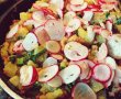Salata calda de cartofi cu sunca, ceapa verde si ridichi-10