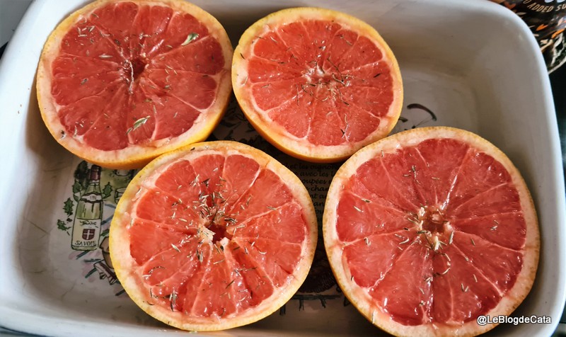 Grapefruit la cuptor cu sirop de artar si cimbru (low carb)