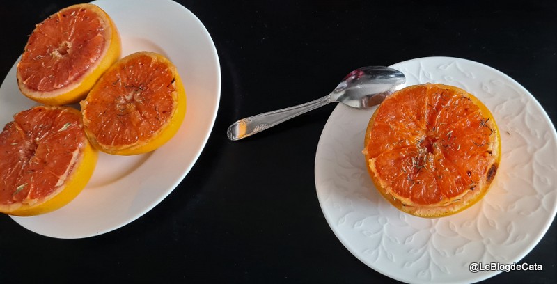 Grapefruit la cuptor cu sirop de artar si cimbru (low carb)
