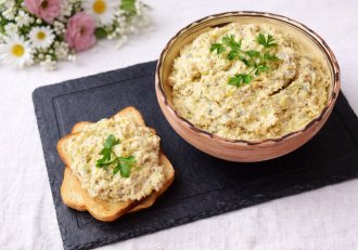 Salata de ciuperci cu piept de pui si maioneza, un aperitiv spornic si gustos