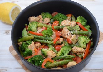 Sparanghel cu carne de curcan si broccoli