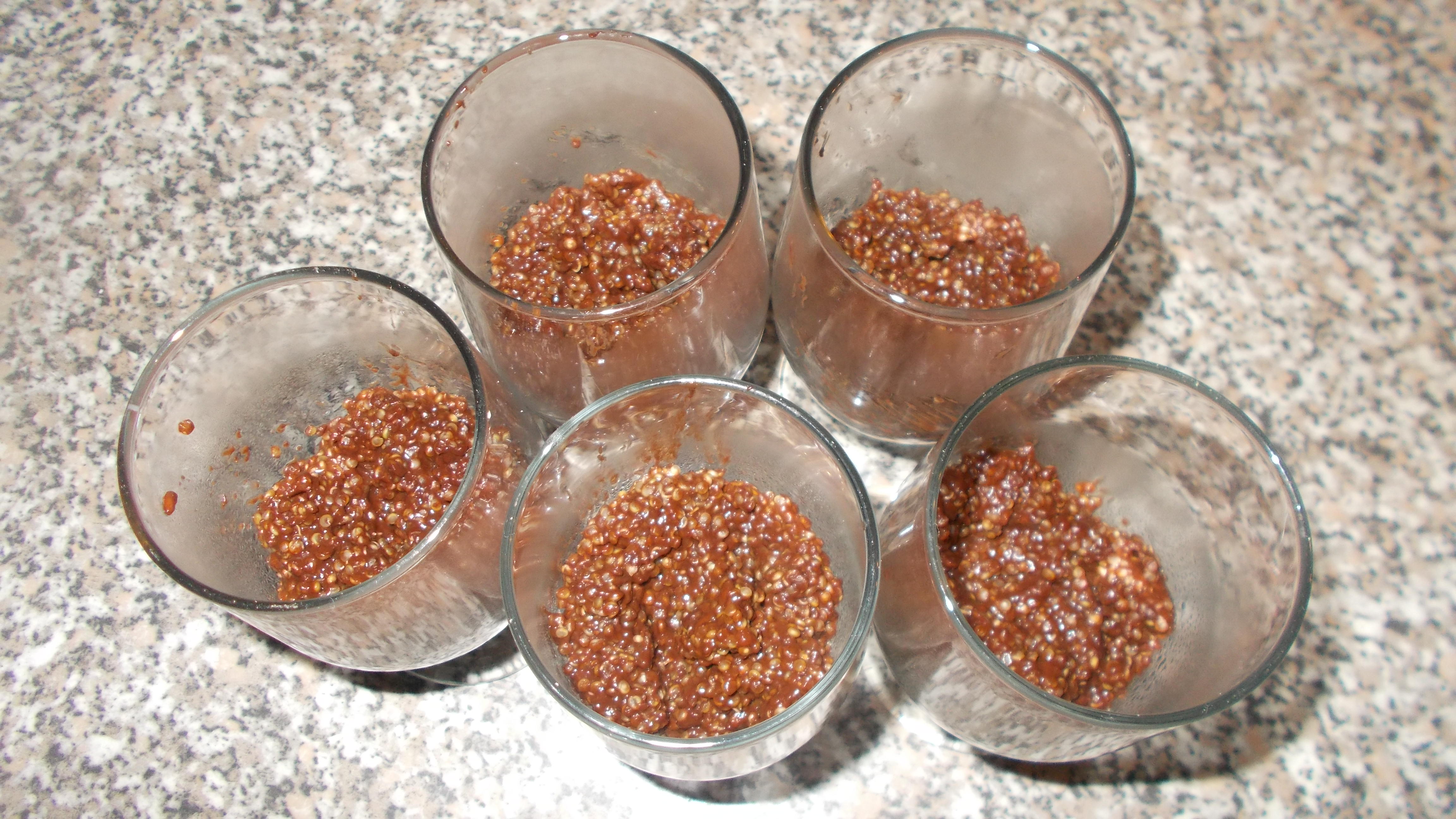 Desert budinca de quinoa cu capsuni si cacao