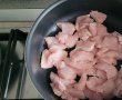 Reteta de piept de curcan cu ciuperci in sos de rosii cu smantana-1