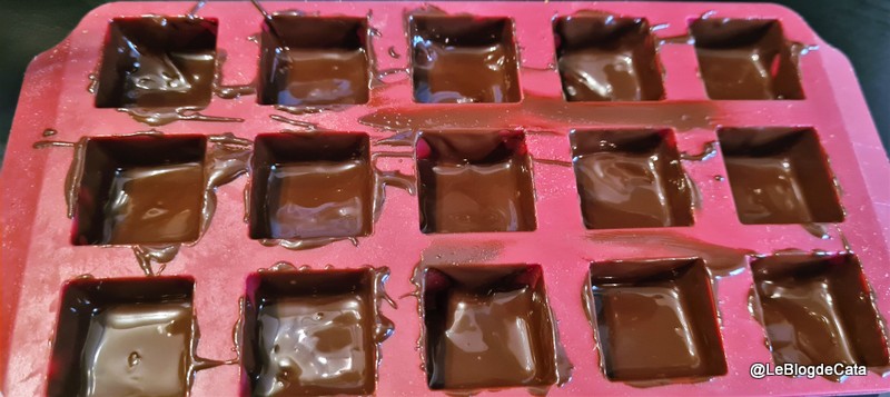 Reteta de bomboane de ciocolata neagra cu unt de arahide si alune