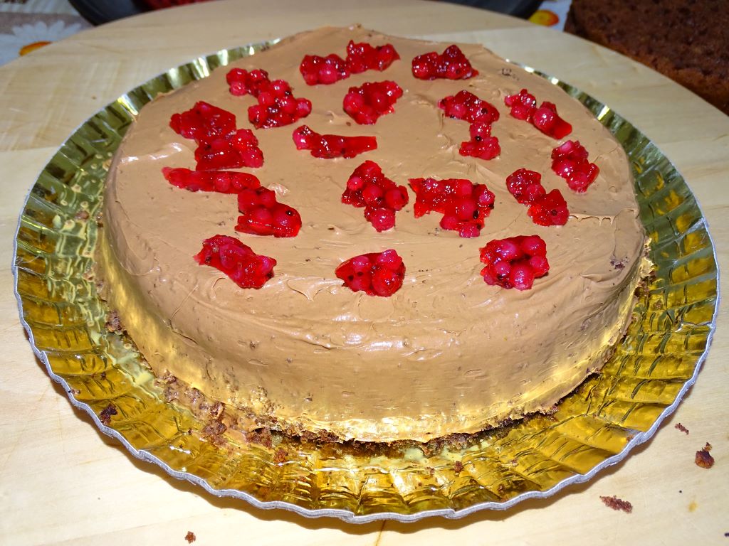 Reteta de tort cu crema de unt cu ciocolata si jeleu de coacaze rosii