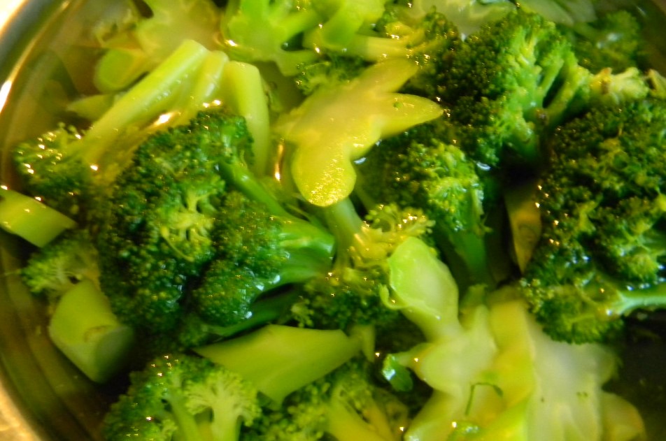 Salata broccoli cu mozzarella 