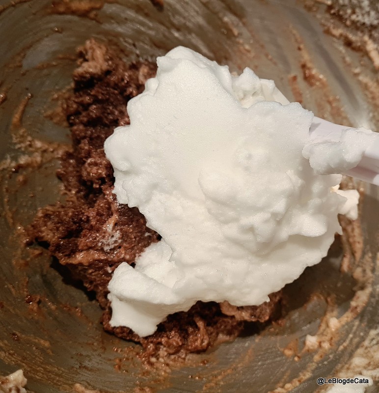 Reteta de tort cu ciocolata, mere si crema de castane