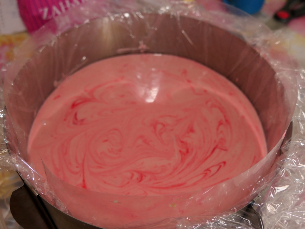 Reteta de tort cu coacaze rosii si albe
