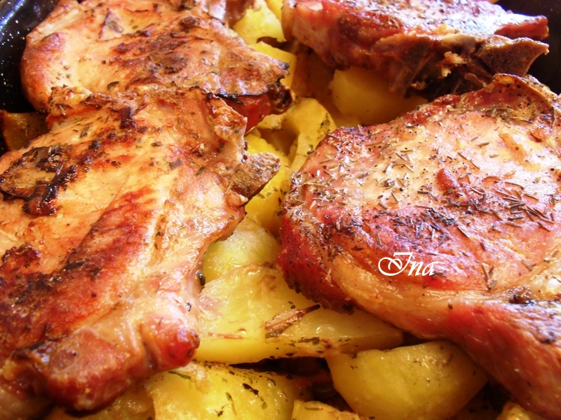 Cotlete de porc cu cartofi glazurati in sos de mustar