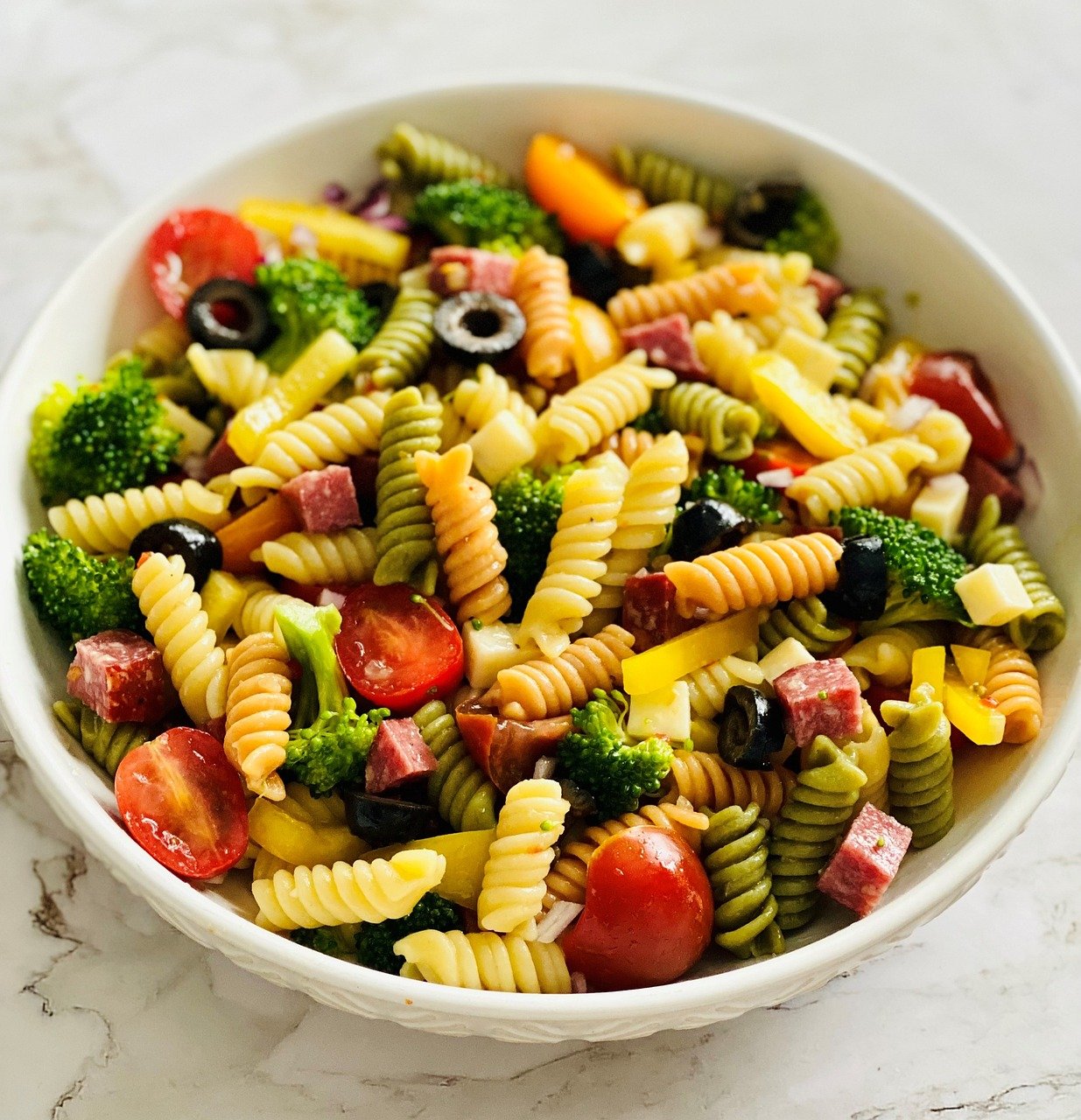 Salata italiana de paste cu rosii, masline si broccoli - Reteta simpla si delicioasa