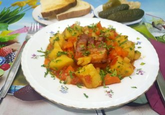 Mancarica de cartofi, cu costita afumata si legume - Reteta simpla la tigaie