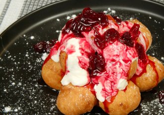 Papanași cu dulceață de vișine - Rețeta delicioasă pentru un desert savuros