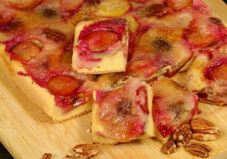 Prăjitură răsturnată cu prune - Rețeta delicioasă și aromată