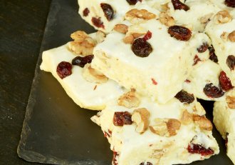 Ciocolată albă de casă cu nuci și merișoare - Desertul delicios și aromat