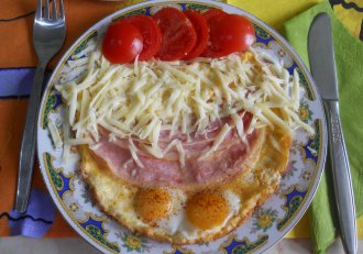 Omletă haioasă cu ochișori – Rețetă rapidă pe placul copiilor