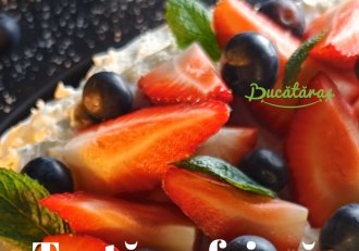 Tartă cu frișcă și fructe - Deliciul pufos și cremos care te cucerește