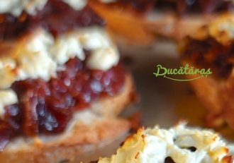 Bruschete cu ceapă caramelizată și feta - Gustarea delicioasă care te cucerește