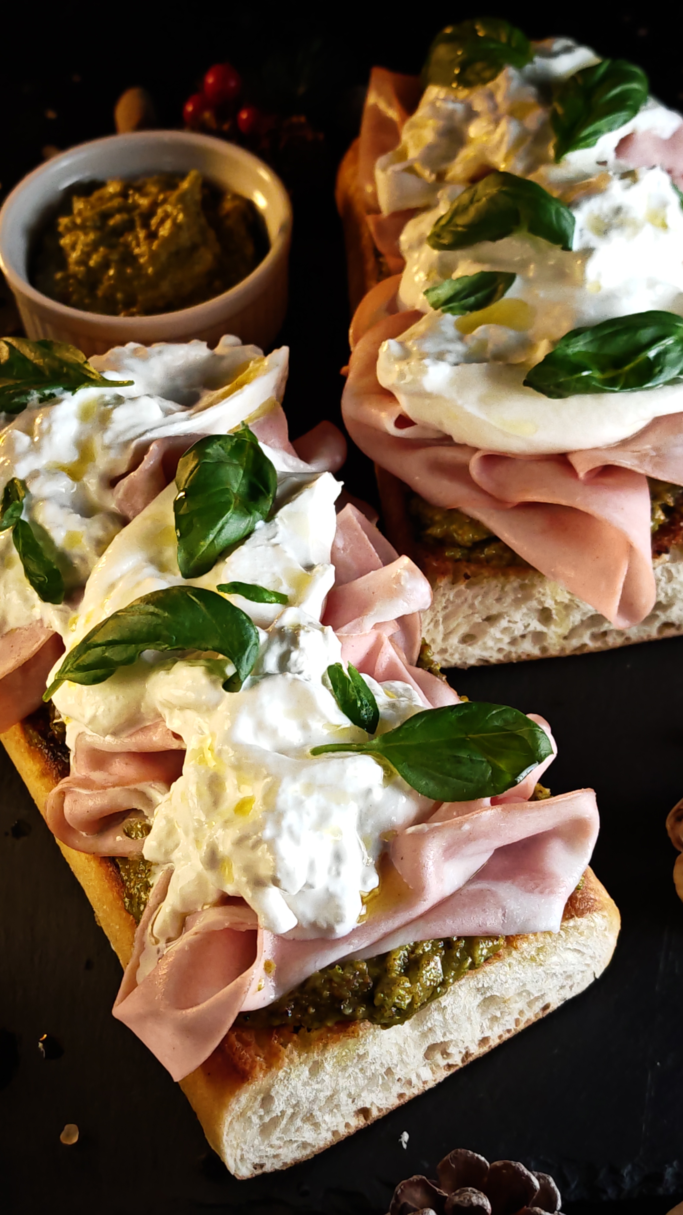 Bruschete cu pesto de fistic, mortadella și burrata - Rețeta ușoară și plină de savoare
