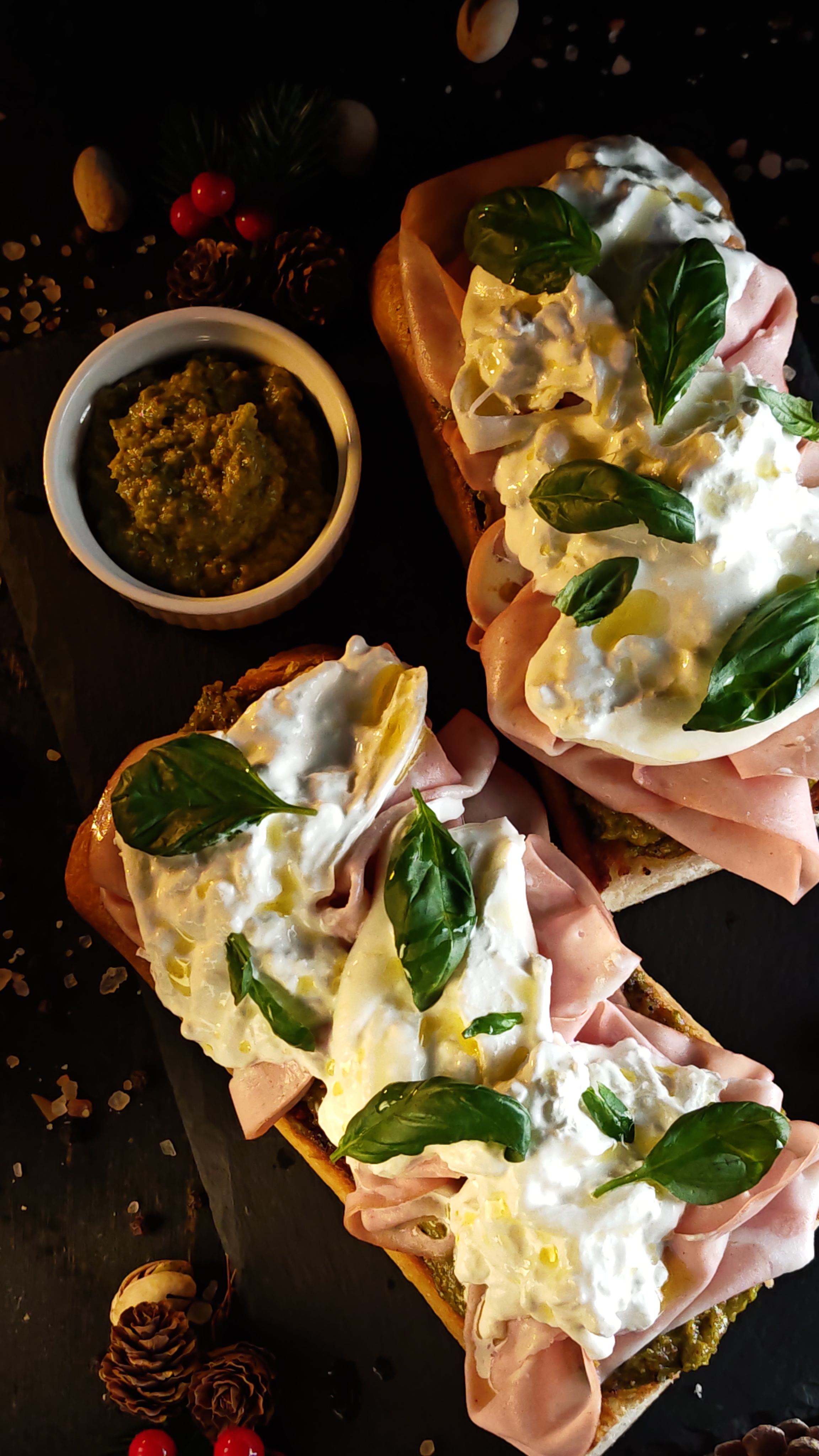 Bruschete cu pesto de fistic, mortadella și burrata - Rețeta ușoară și plină de savoare