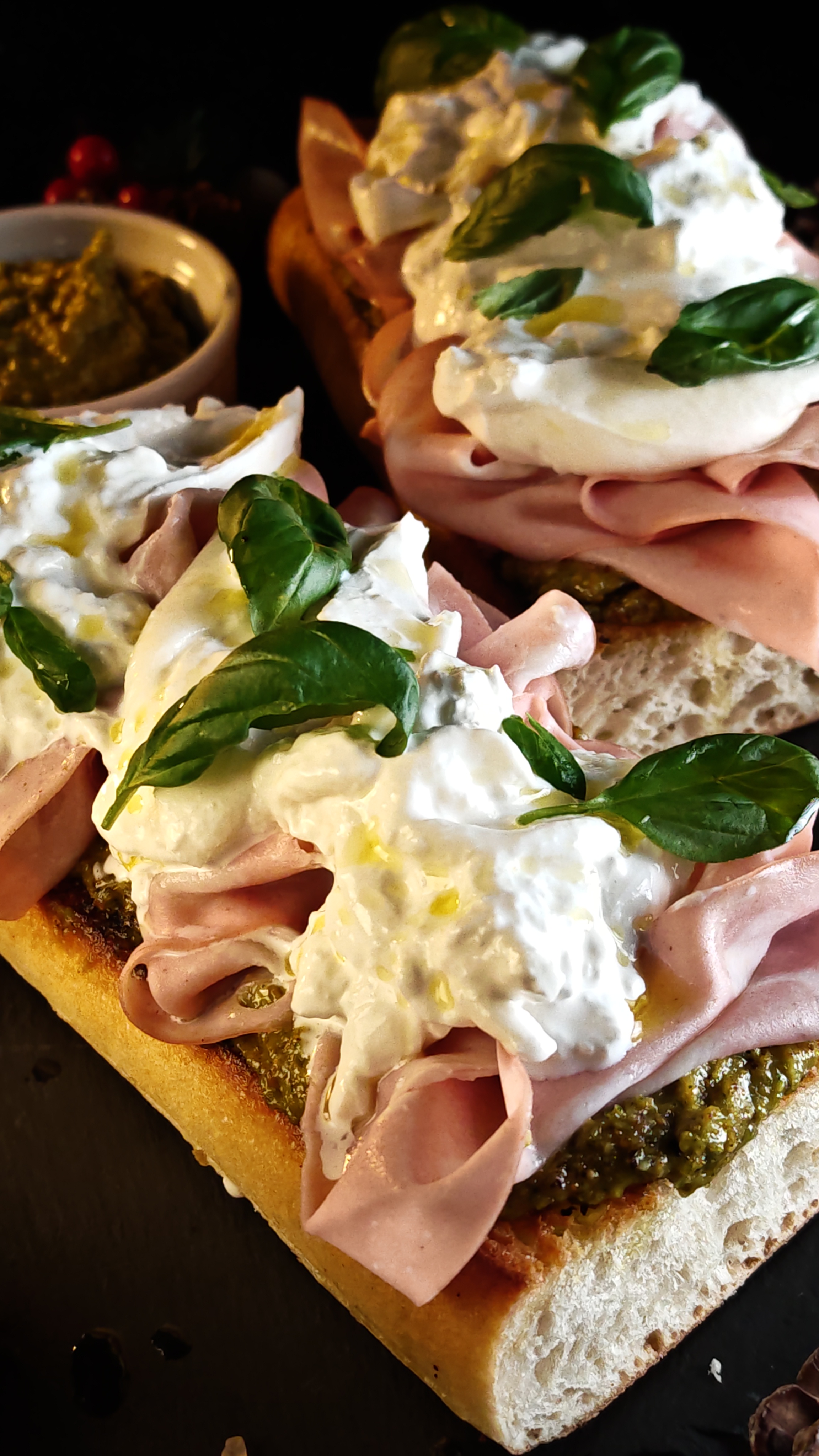 Bruschete cu pesto de fistic, mortadella și burrata - Rețeta ușoară și plină de savoare