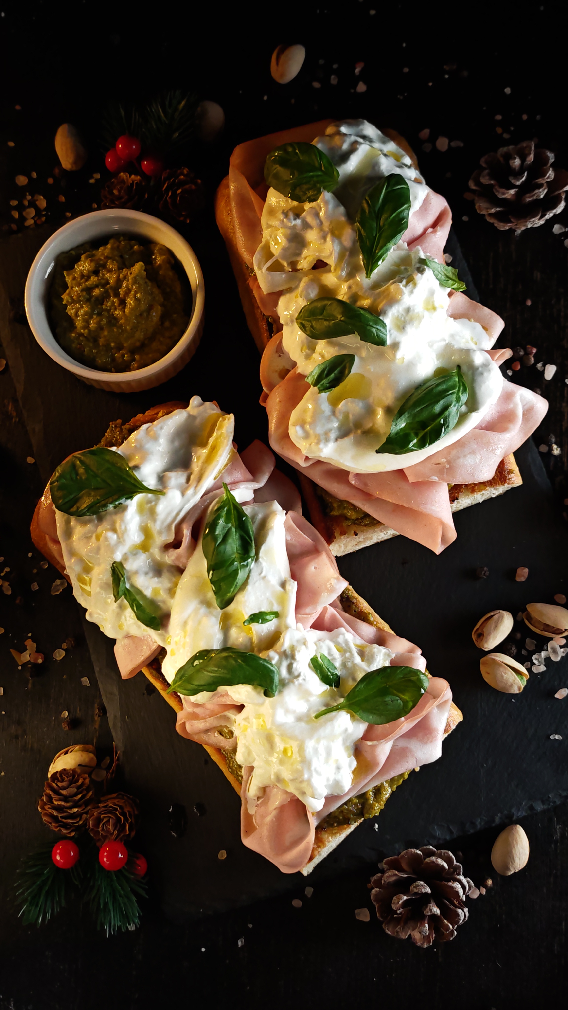 Bruschete cu pesto de fistic, mortadella și burrata - Rețeta ușoară și plină de savoare