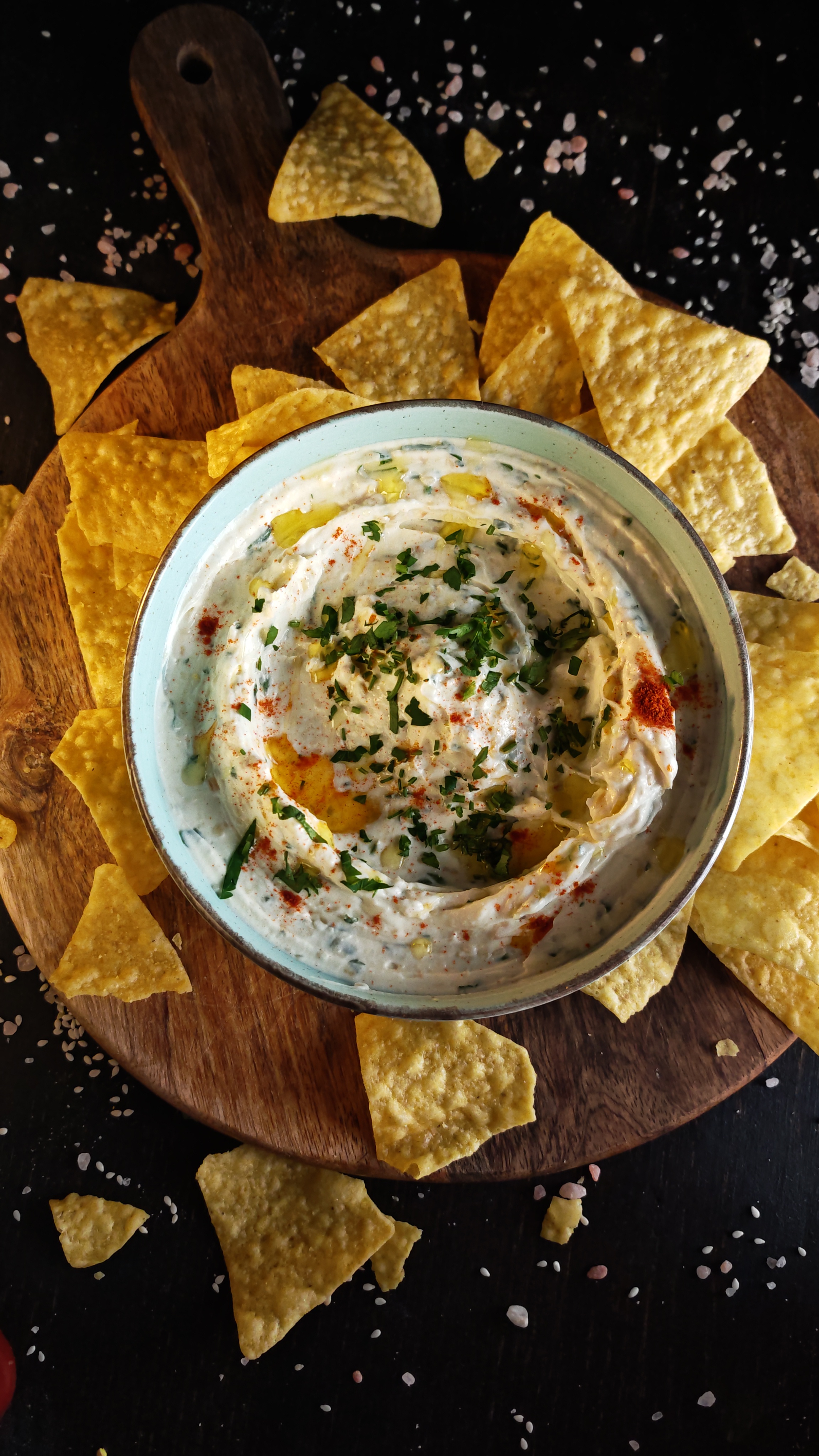 Cremă de brânză cu usturoi și nachos - Rețeta perfectă pentru un snack gustos
