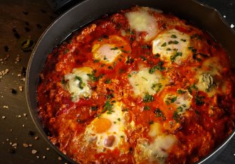 Shakshuka cu gorgonzola și salam chorizo - Rețeta savuroasă și rapidă