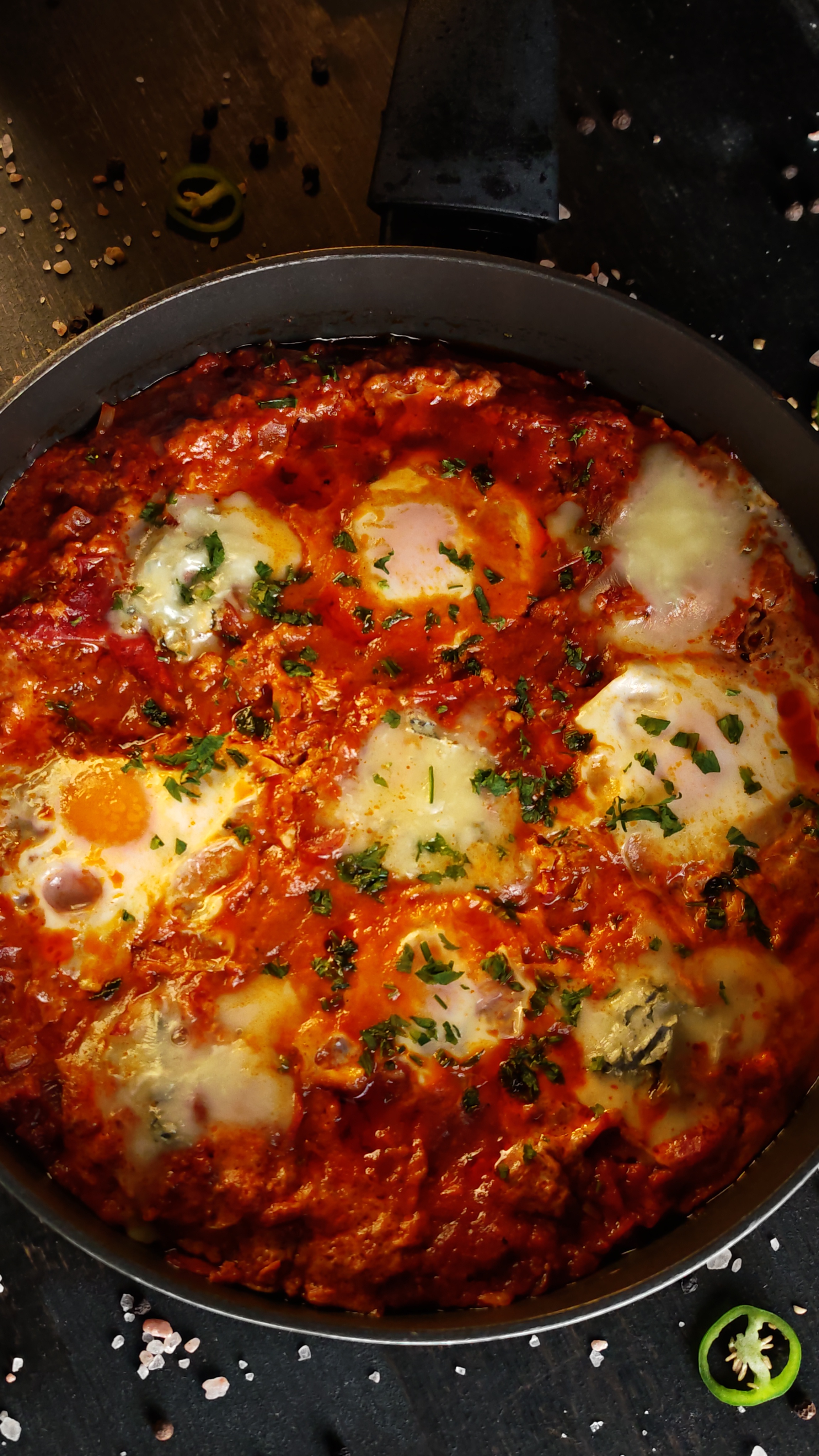 Shakshuka cu gorgonzola și salam chorizo - Rețeta savuroasă și rapidă