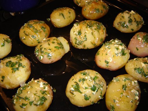 Pulpe de pui cu cartofi noi la cuptor