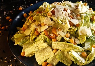 Salată Caesar – secretul gustului perfect în doar 15 minute