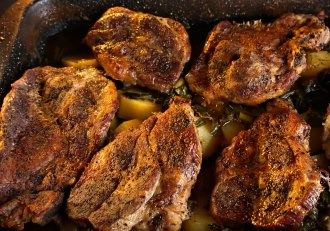 Friptură de porc cu cartofi și leurdă la cuptor – rețetă simplă și aromată