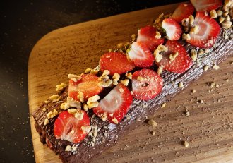 Ruladă cu cremă de ciocolată și căpșuni - Rețeta delicioasă și rapidă