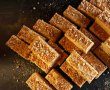 Prăjitură cu migdale pralinate și cremă de vanilie - Fragedă și delicioasă-0