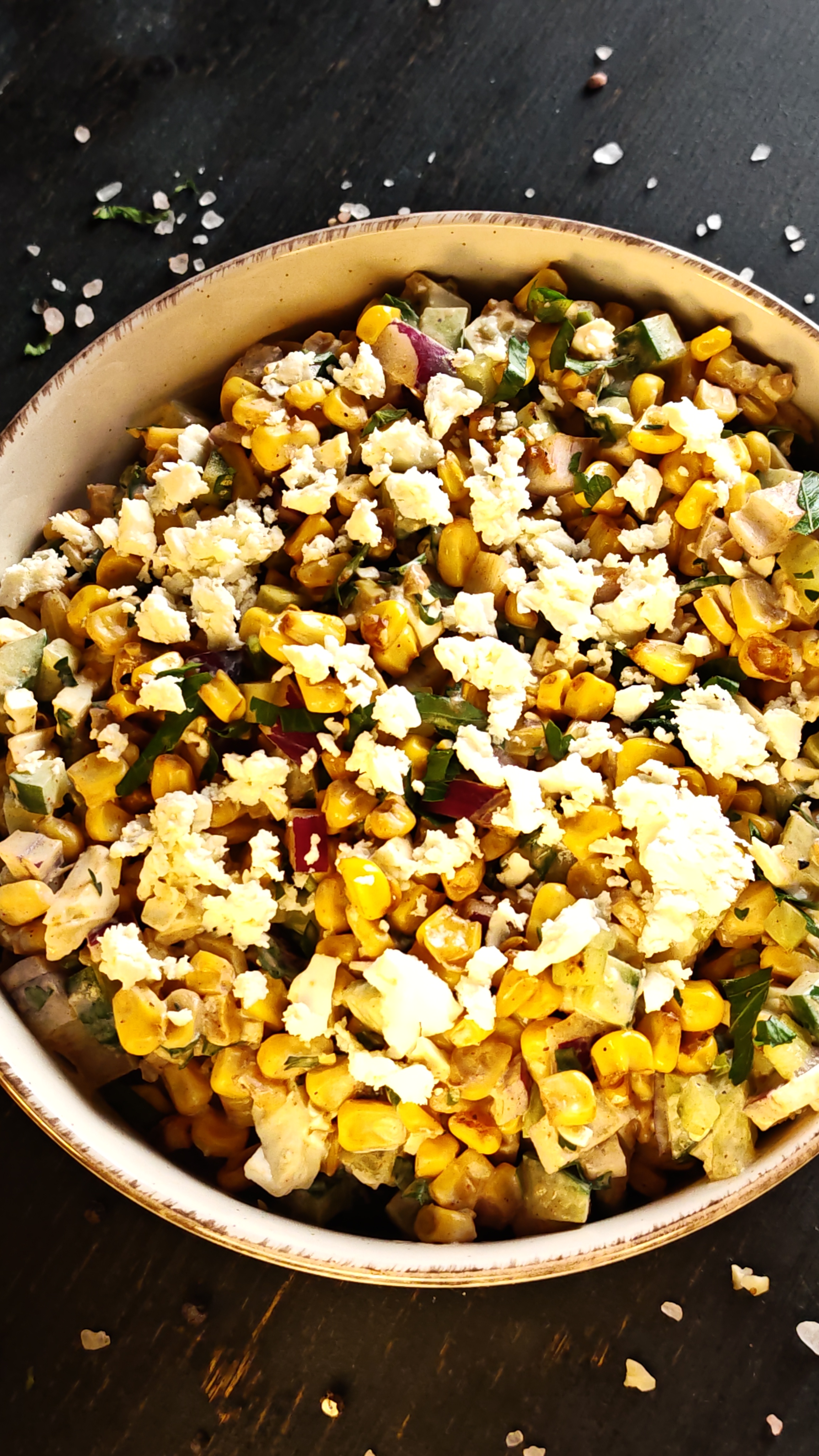 Salată cu porumb și feta – rețetă rapidă, fresh și delicioasă
