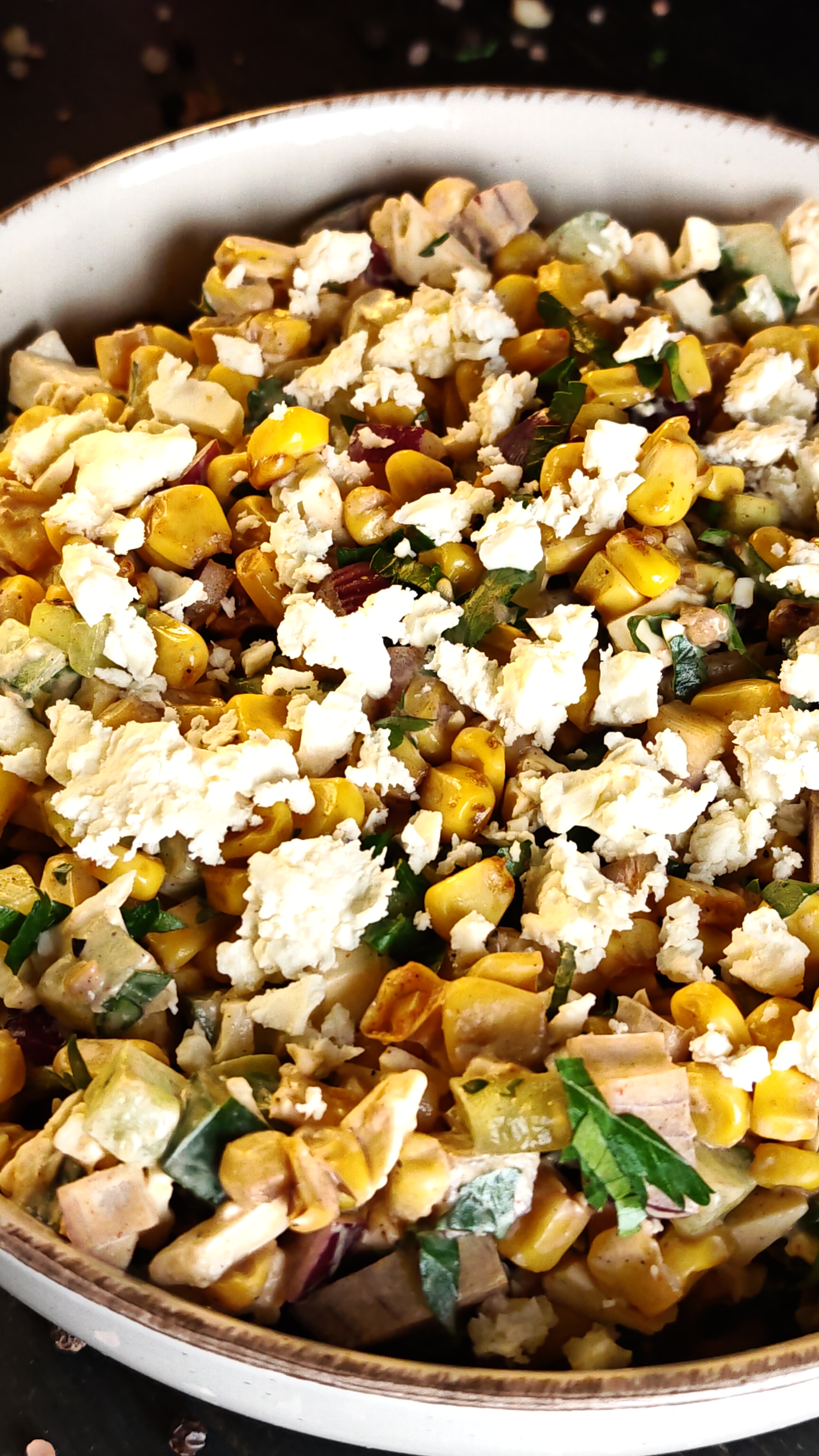 Salată cu porumb și feta – rețetă rapidă, fresh și delicioasă
