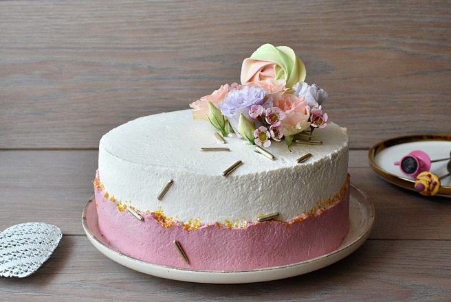 Tort cu crema de fistic, ciocolata si zmeura - Reteta delicioasa si aromata