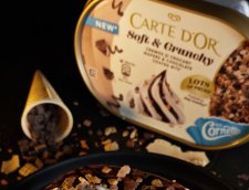 Clătite americane cu fructe, înghețată și topping crunchy