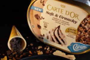 Clătite americane cu fructe, înghețată și topping crunchy 
