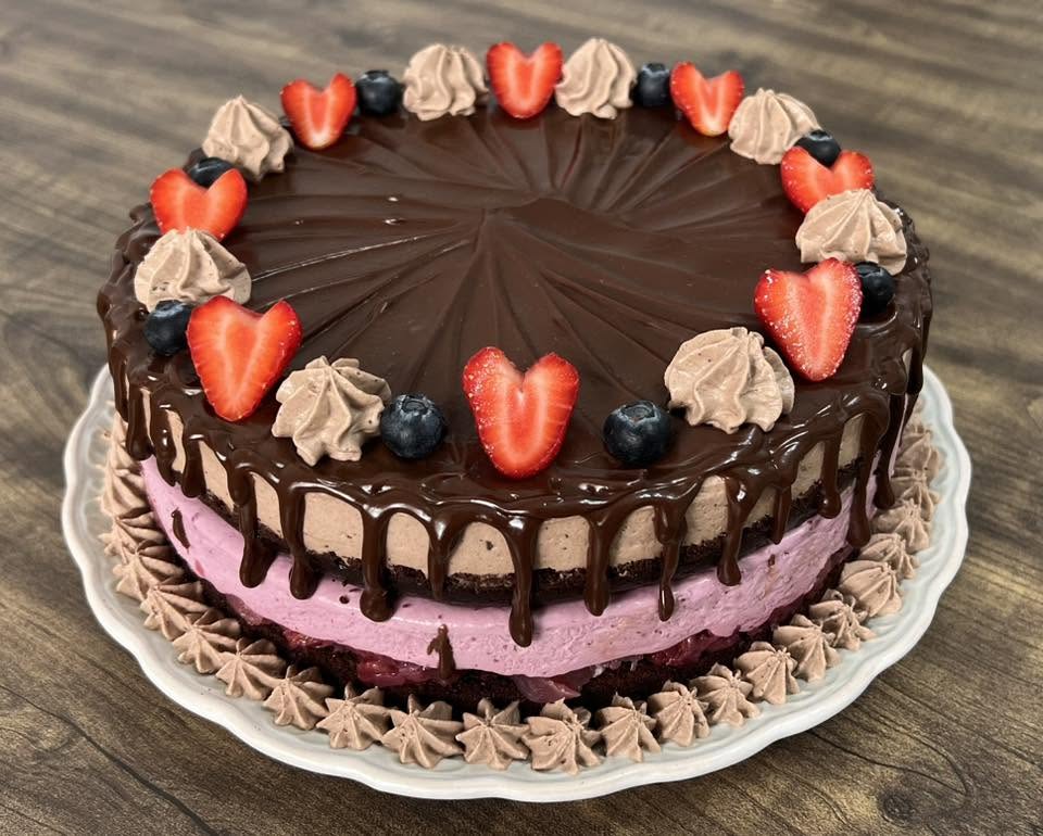 Tort cu mure, cirese si ciocolata - Reteta delicioasa cu fructe