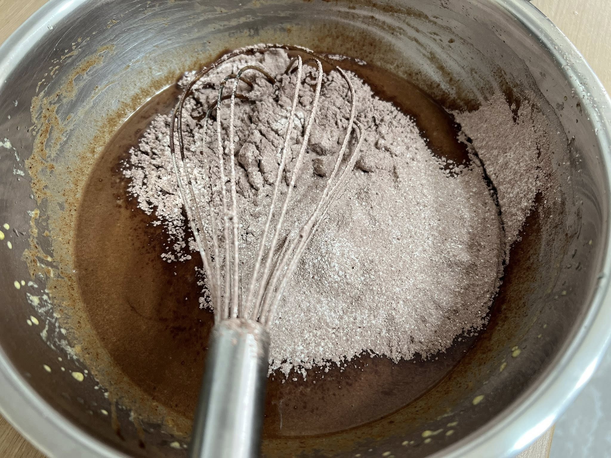Tort cu mure, cirese si ciocolata - Reteta delicioasa cu fructe