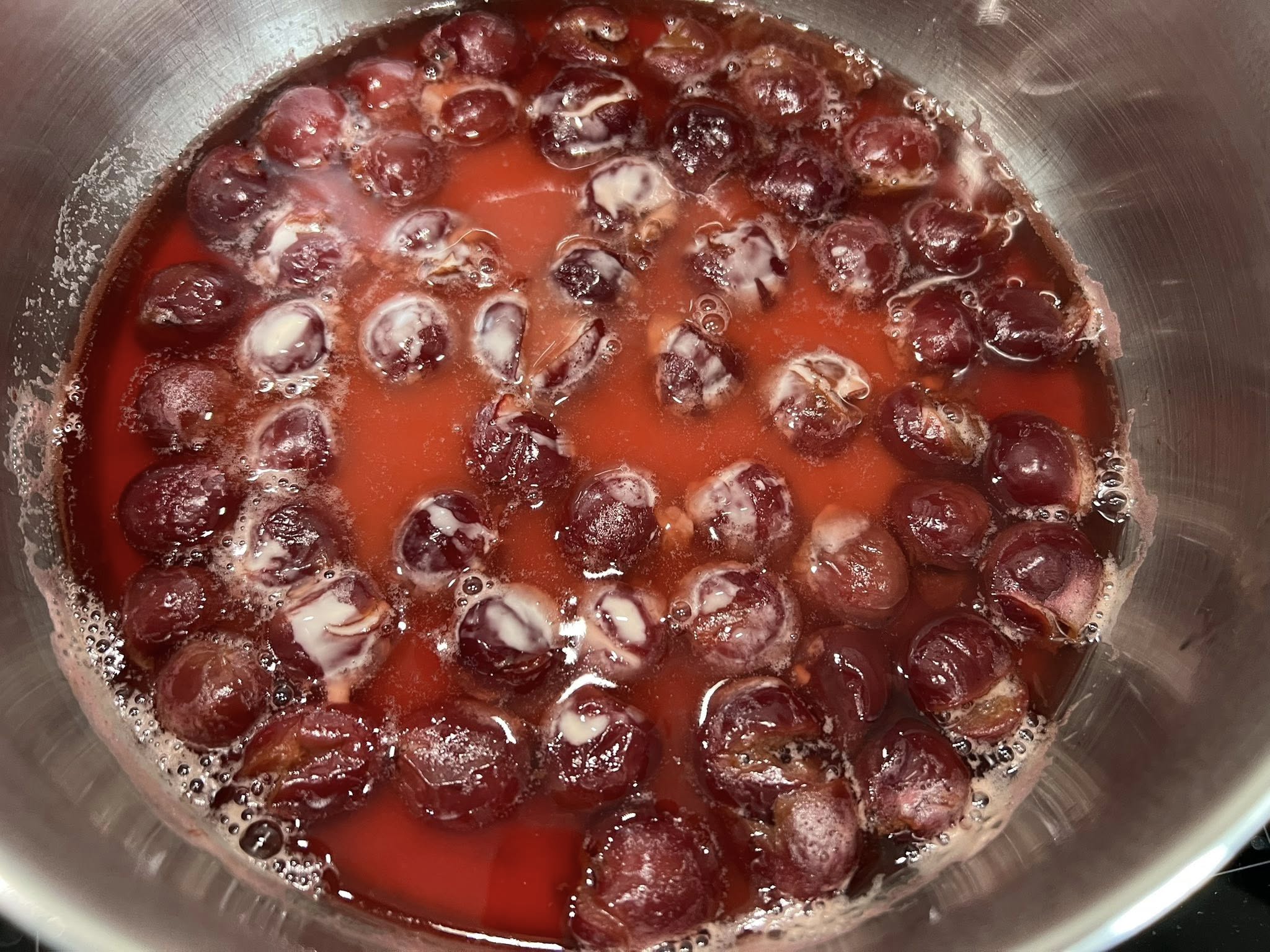 Tort cu mure, cirese si ciocolata - Reteta delicioasa cu fructe
