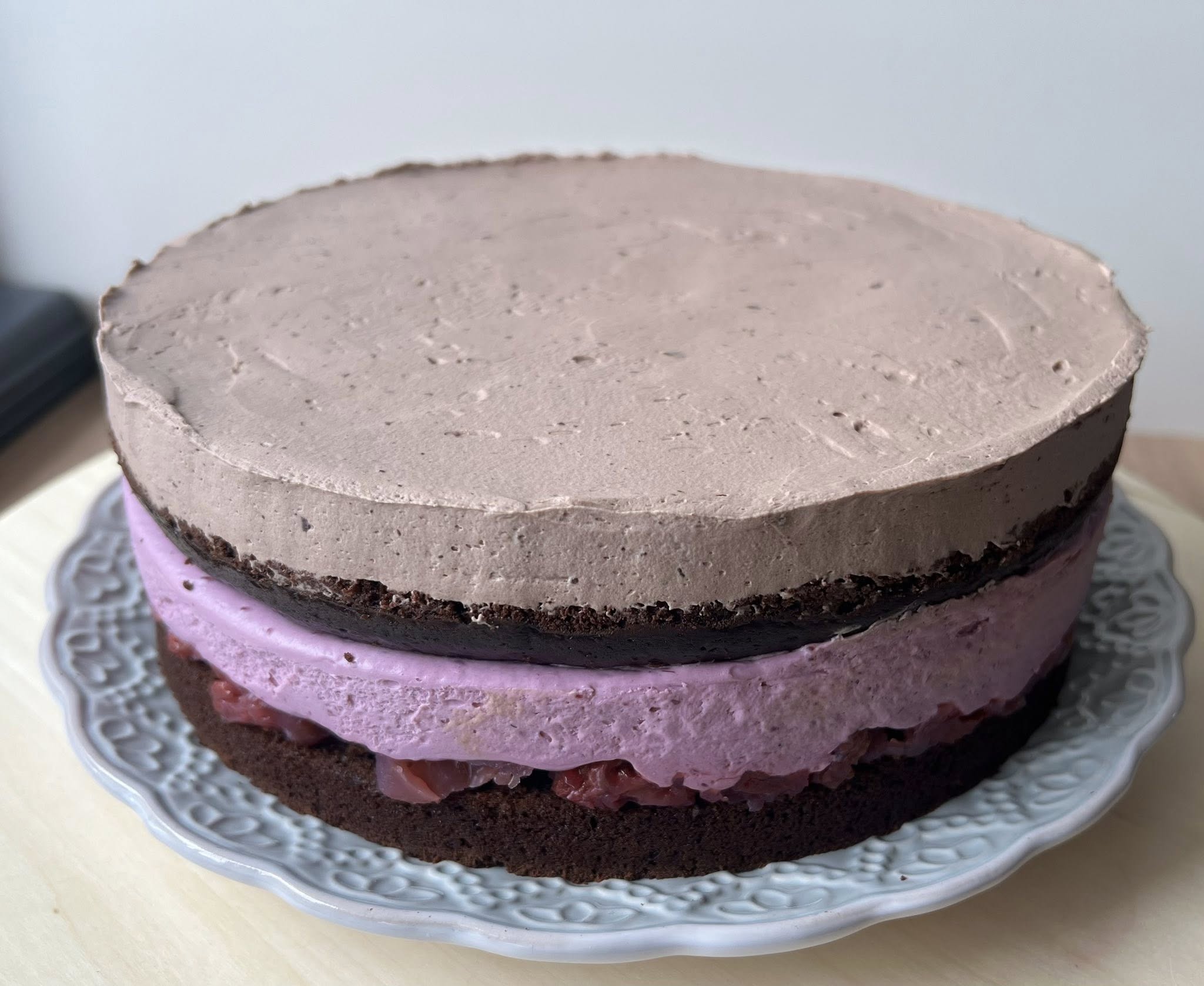 Tort cu mure, cirese si ciocolata - Reteta delicioasa cu fructe