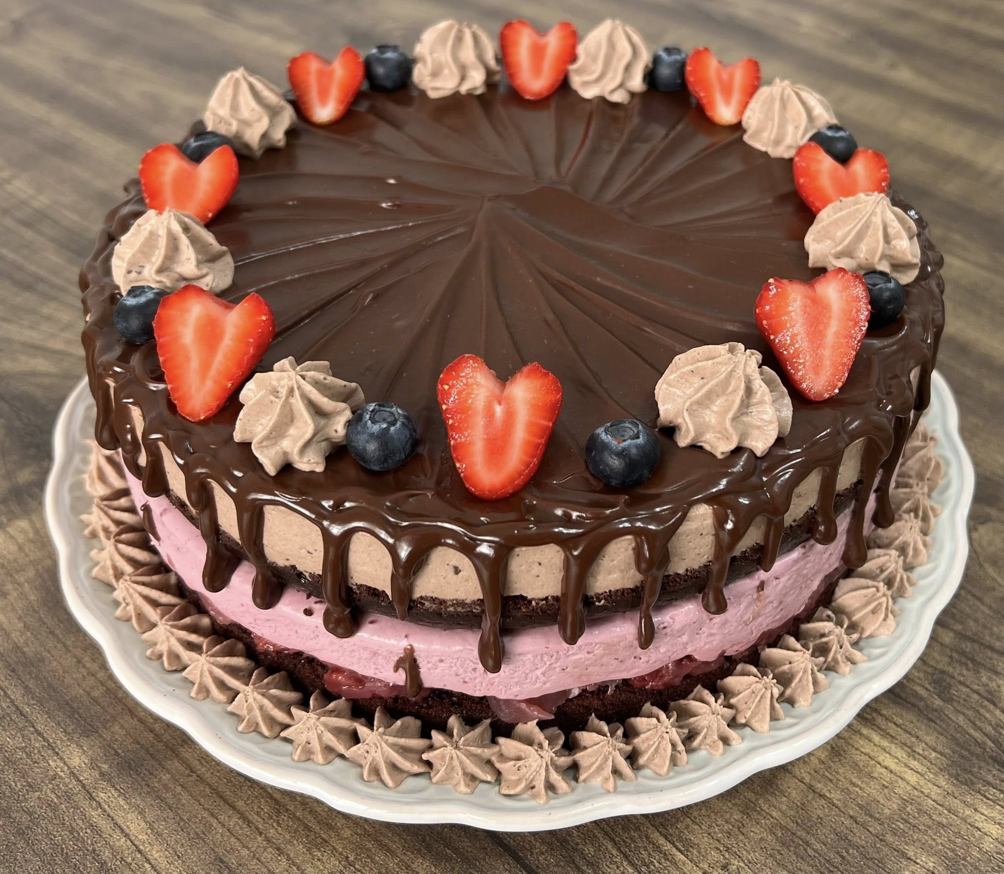Tort cu mure, cirese si ciocolata - Reteta delicioasa cu fructe